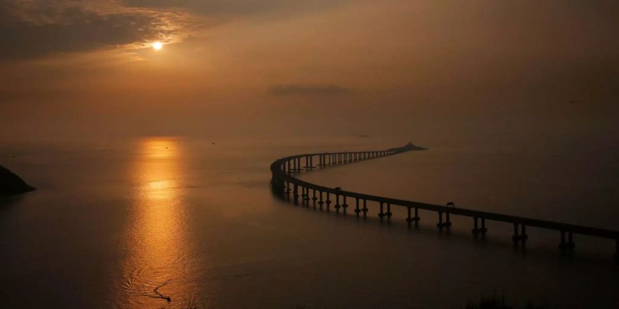 Die Hongkong-Zhuhai-Macau-Brücke während eines Sonnenuntergangs in Hongkong.