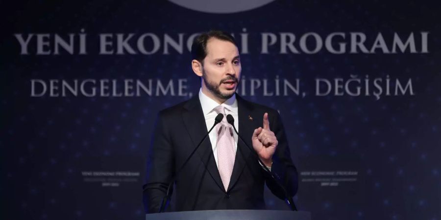 Der türkische Finanzminister Berat Albayrak kündigt in Istanbul das «New» an.