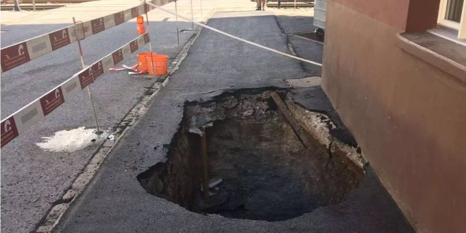 Dieses Loch wurde durch dem Einsturz des Trottoirs aufgerissen. Dieses Loch wurde durch dem Einsturz des Trottoirs aufgerissen.