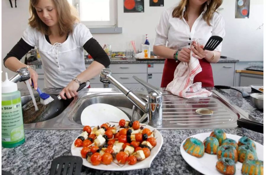 Mädchen können sich in Dietikon ZH fürs Kochen anmelden (Symbolbild).