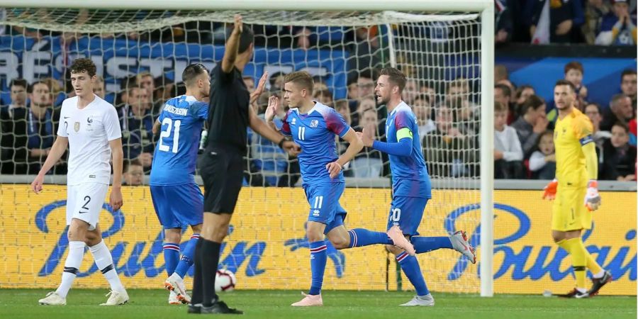 Alfred Finnbogason jubelt mit seinen isländischen Teamkollegen über einen Treffer gegen Frankreich.