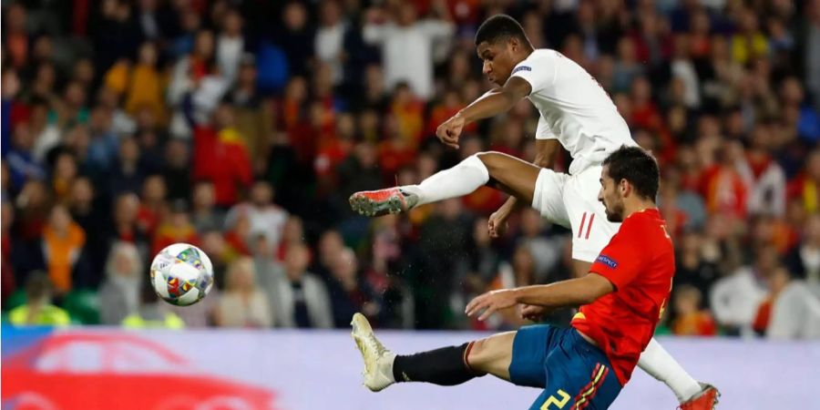 Dani Carvajal (rechts, Spanien) kommt gegen Marcus Rashford (England) zu spät.