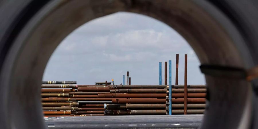 Blick auf mehrere aufgestapelte Stahlrohre an der Produktionsanlage des Rohrfertigers Boursan Mannesmann im US-Bundesstaat Texas.