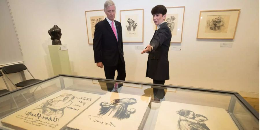 König Philippe von Belgien (l) schaut sich im Käthe-Kollwitz-Museum im Rahmen eines eintägigen Besuchs zum 100. Jahrestag des Endes des Ersten Weltkriegs Bilder der Künstlerin an.