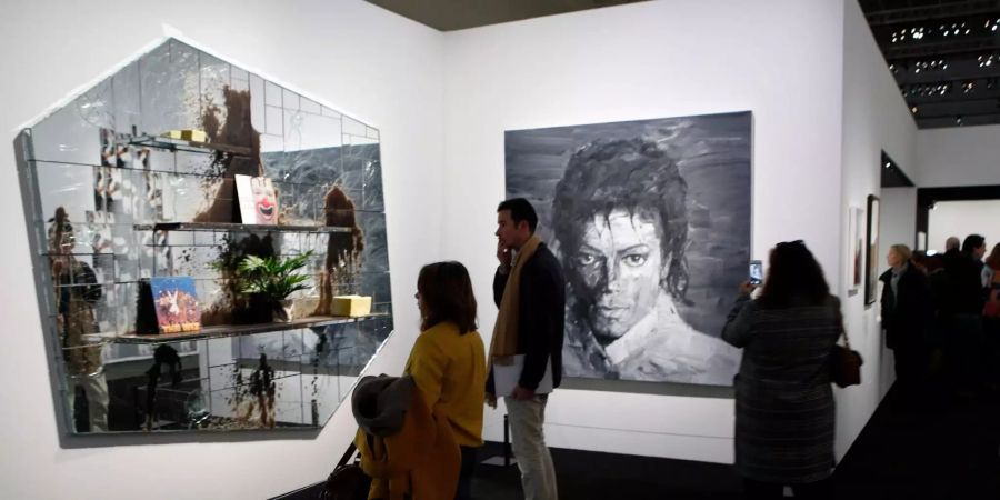 Besucher betrachten die Werke «The Whiz» (l) des US-Künstlers Rashid Johnson und «In Memory of Michael Jackson» des chinesischen Künstlers Yan Pei-Ming.