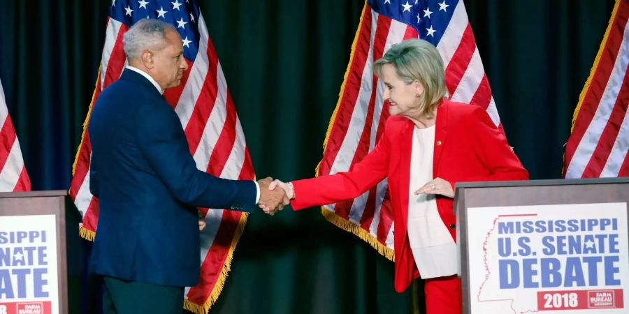 Cindy Hyde-Smith (r.) und Mike Espy geben sich die Hand.