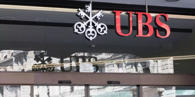 Bis zu 1500 UBS-Kunden in der Schweiz waren von der Datenpanne betroffen. Das UBS Logo bei einem Bankeingang.