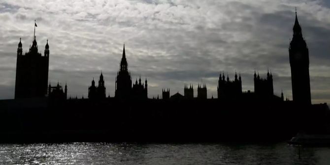 Das Westminster Palace in London an der Themse.