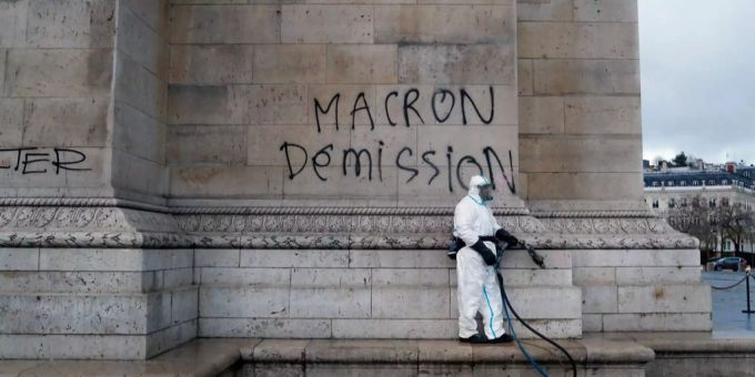 Der Triumphbogen in Paris wird von einem Arbeiter gereinigt. Bei den Protesten der «Gelbwesten» wurde das Wahrzeichen versprüht. Der Triumphbogen in Paris wird von einem Arbeiter gereinigt.