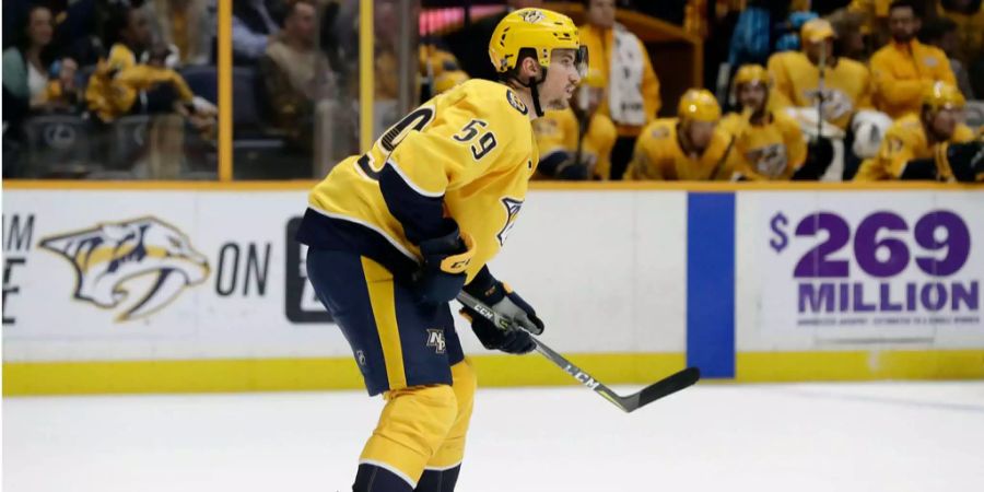 Roman Josi beobachtet beim Spiel der Nashville Predators gegen die Winnipeg Jets das Geschehen.