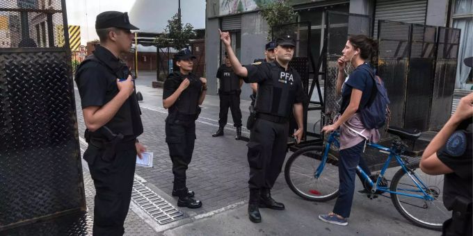 Polizisten bewachen den Eingang in eine Strasse vor dem G20-Gipfel. Tausende von Polizisten und Sicherheitsbeamte werden das Gelände während des zweitägigen Gipfeltreffens der G20-Staats- und Regierungschefs (30.11./1.12.) absichern. Vor dem G20-Gipfel in Argentinien