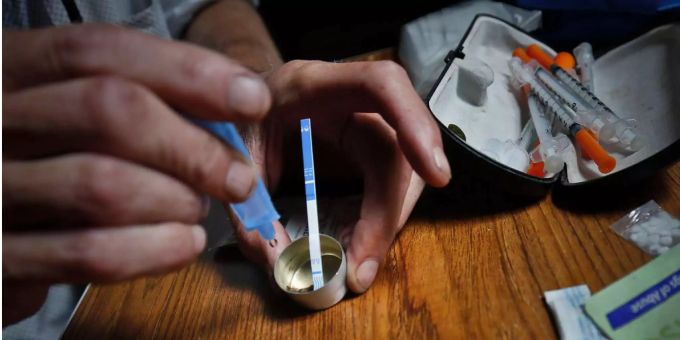 Ein Anwender testet mit einem Fentanyl-Streifen die Reinheit seines Heroins. Heroin