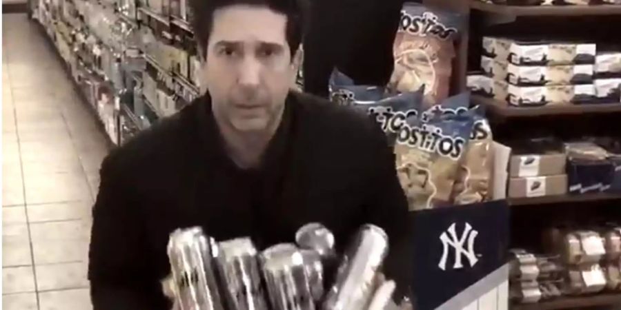 Screengrab aus einem Video, das auf dem Twitter-Feed von David Schwimmer gepostet wurde, zeigt den «Friends»-Star, wie er mit einer Palette Dosenbier durch einen New Yorker Supermarkt rennt.