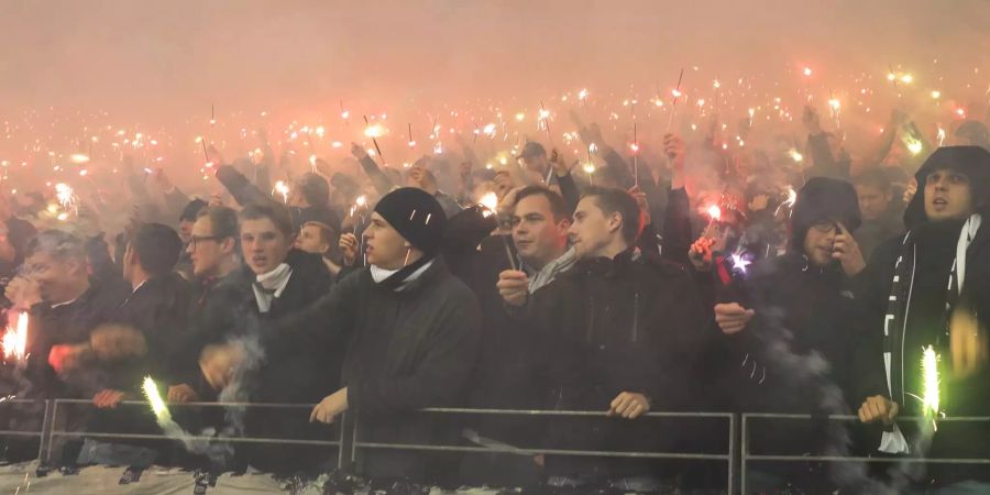 Fans des Vereins Eintracht Frankfurt zünden Wunderkerzen an während des UEFA Europa League Fussballspiels zwischen Eintrach Frankfurt und Apollon Limassol.