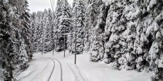 Eine Bahnlinie im Kanton Graubünden ist verschneit. Eine Bahnlinie im Kanton Graubünden ist verschneit.