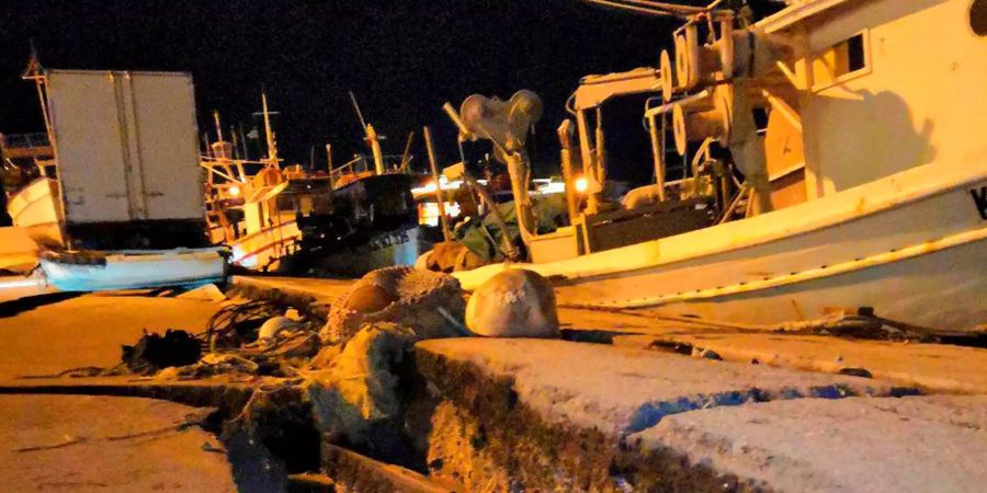 Nach einem Erdbeben sind Schäden im Hafen von Zakynthos in Griechenland zu sehen.