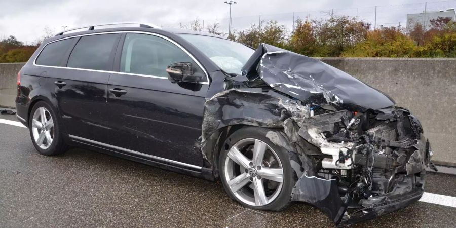 Verunfalltes graues Auto mit Totalschaden vorne - zvg Kantonspolizei Basel-Landschaft