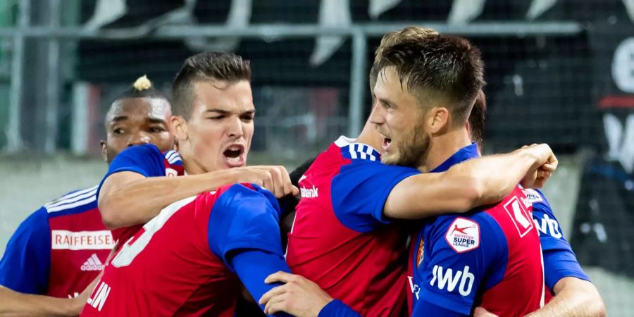 Die Basler feiern das Tor zum 2:1, während dem Fussball Meisterschaftsspiel der Super League zwischen dem FC St. Gallen und dem FC Basel.