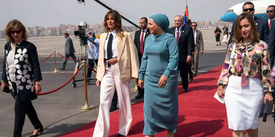 First Lady Melania Trump wird von der ägyptischen First Lady Entissar Mohameed Amer begrüsst.