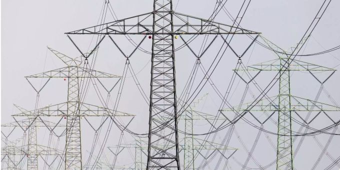Zahlreiche Stromleitungen stehen in der Landschaft. (Symbolbild) strom