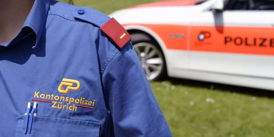 Polizistin und Auto der Kantonspolizei Zürich - Keystone