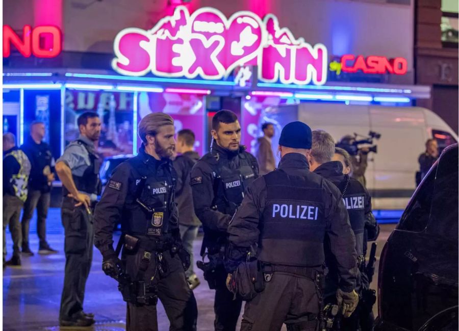 Polizisten stehen vor einem Rotlicht-Etablissement in Frankfurt.