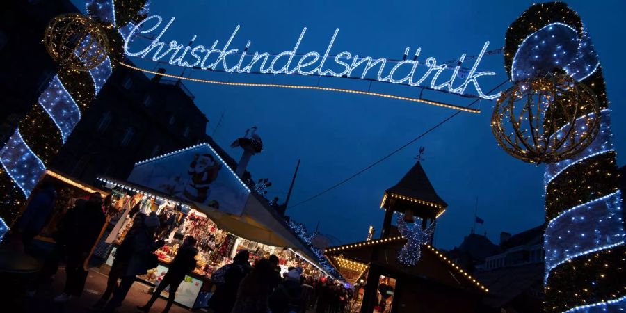 «Christkindelsmärik» ist am Weihnachtsmarkt in Strassburg zu sehen.