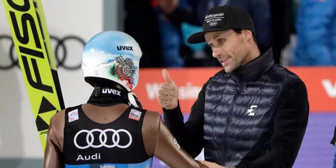 Sven Hannawald gratuliert Kamil Stoch.