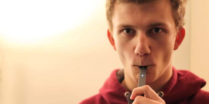 Juul gerät in Kritik wegen ihrer Beliebtheit bei Jugendlichen. E-Zigaretten Juul
