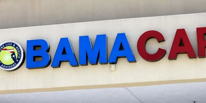 Ein Obamacare-Schild ist an einem Gebäude der Versicherungsgesellschaft zu sehen. Obamacare