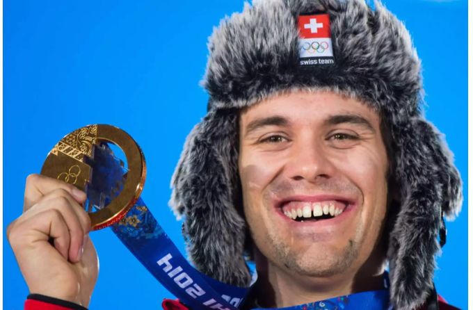 Sandro Viletta mit seiner Goldmedaille an den Olympischen Spielen 2014. Sandro Viletta