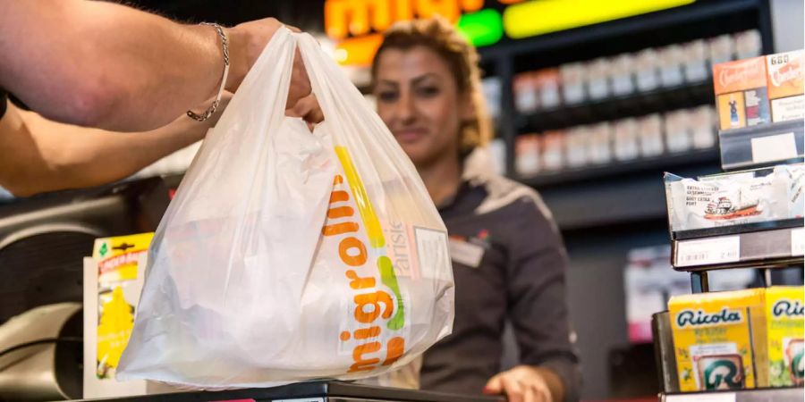 Zeit für den nächsten Schritt? Plastiksäckli könnten auch in Tankstellenshops kostenpflichtig werden.