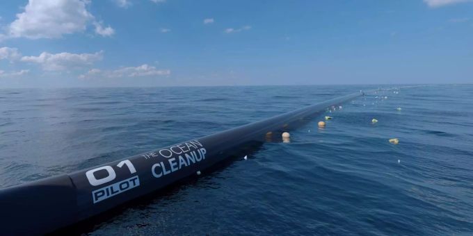 Mit solchen Rohren will Ocean Cleanup Plastikmüll aus den Weltmeeren fischen. meer