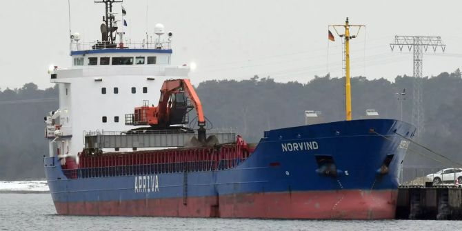 Der Frachter «Norvind» im Hafen Sassnitz-Mukran.