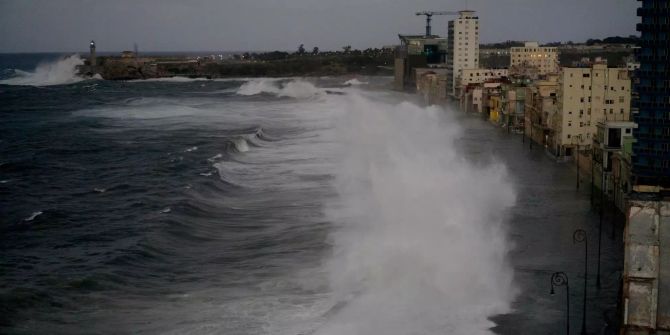 Grosse Wellen überfluten die Malecon Uferpromenade.