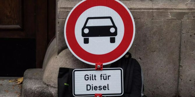 Ein Verkehrsschild "Verbot für Kraftfahrzeuge" mit dem Zusatz "Gilt f