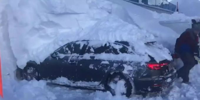 Schnee deckt Auto in Österreich komplett zu