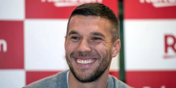 Lukas Podolski an einer Pressekonferenz.