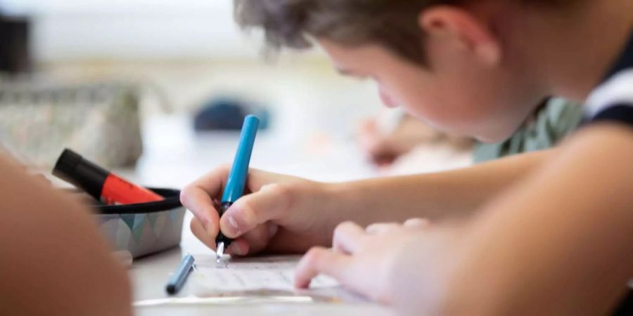 Ein Schüler schreibt etwas.