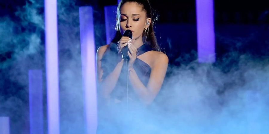 Ariana Grande bei einer Performance auf der Bühne.