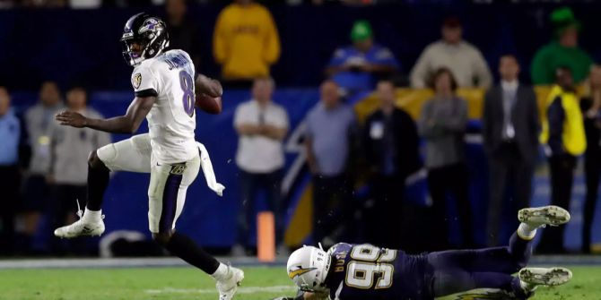 Lamar Jackson entwischt Joey Bosa von den Los Angeles Chargers.