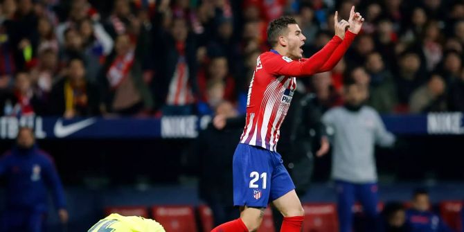 Lucas Hernández  gestikuliert mit den Armen.