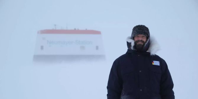 Bernhard Gropp vor der Station Neumayer III in der Antarktis.