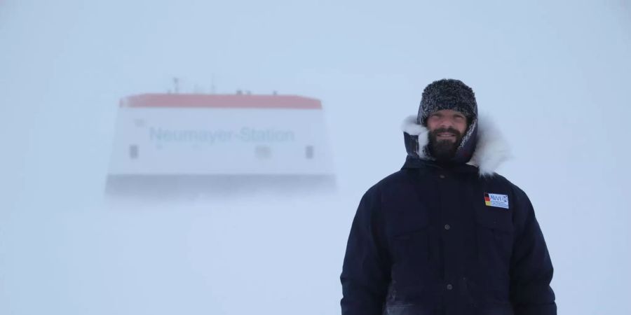 Bernhard Gropp vor der Station Neumayer III in der Antarktis.