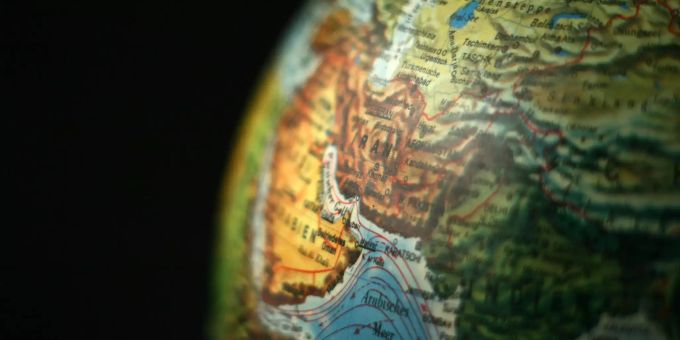 Im Iran gibt es kaum Medienfreiheit. Ein Globus zeigt die Lage Irans.
