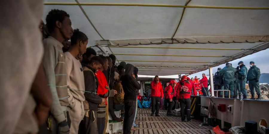 Nach einer Woche Fahrt trifft ein privates Rettungsschiff in Spanien e