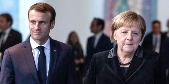 Angela Merkel (r.) begrüsst Emmanuel Macron (l.).