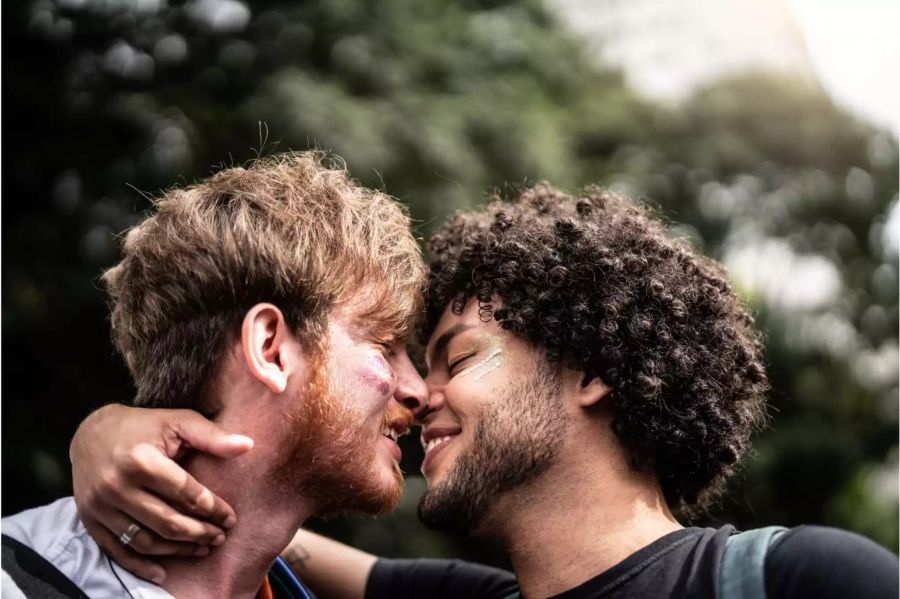 Heute viel akzeptierter als früher: Ein schwules Paar feiert sich an einer Gay Pride. Bild: iStock
