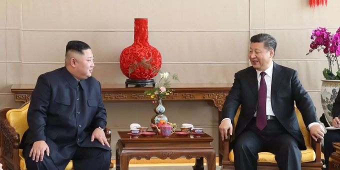 Xi Jinping sieht Kim Jong Un als Hoffnungsträger für eine historische Einigung. Kim Jong Un zu Besuch bei Xi Jinping in Peking.
