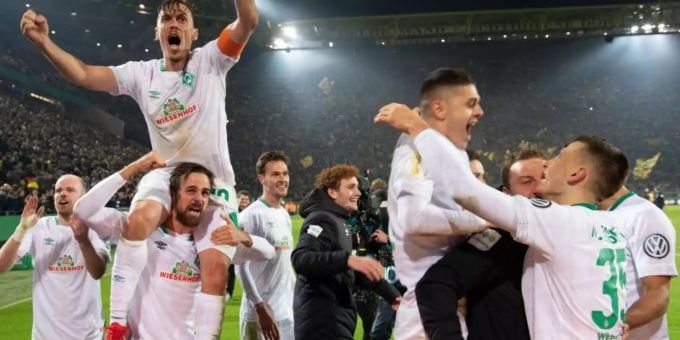 Nach dem Sieg im Elfmeterschiessen gegen den BVB feiern die Spieler von Werder Bremen den Einzug ins Pokal-Viertelfinale. Foto: Bernd Thissen Nach dem Sieg im Elfmeterschiessen gegen den BVB feiern die Spieler von Werder Bremen den Einzug ins Pokal-Viertelfinale. Foto: Bernd Thissen
